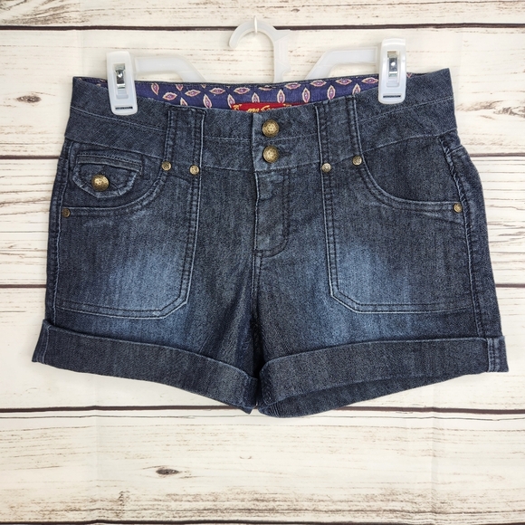 One 5 One Denim Woman's Shorts Size 4 Decorative Adorable Buttons - Picture 2 of 8